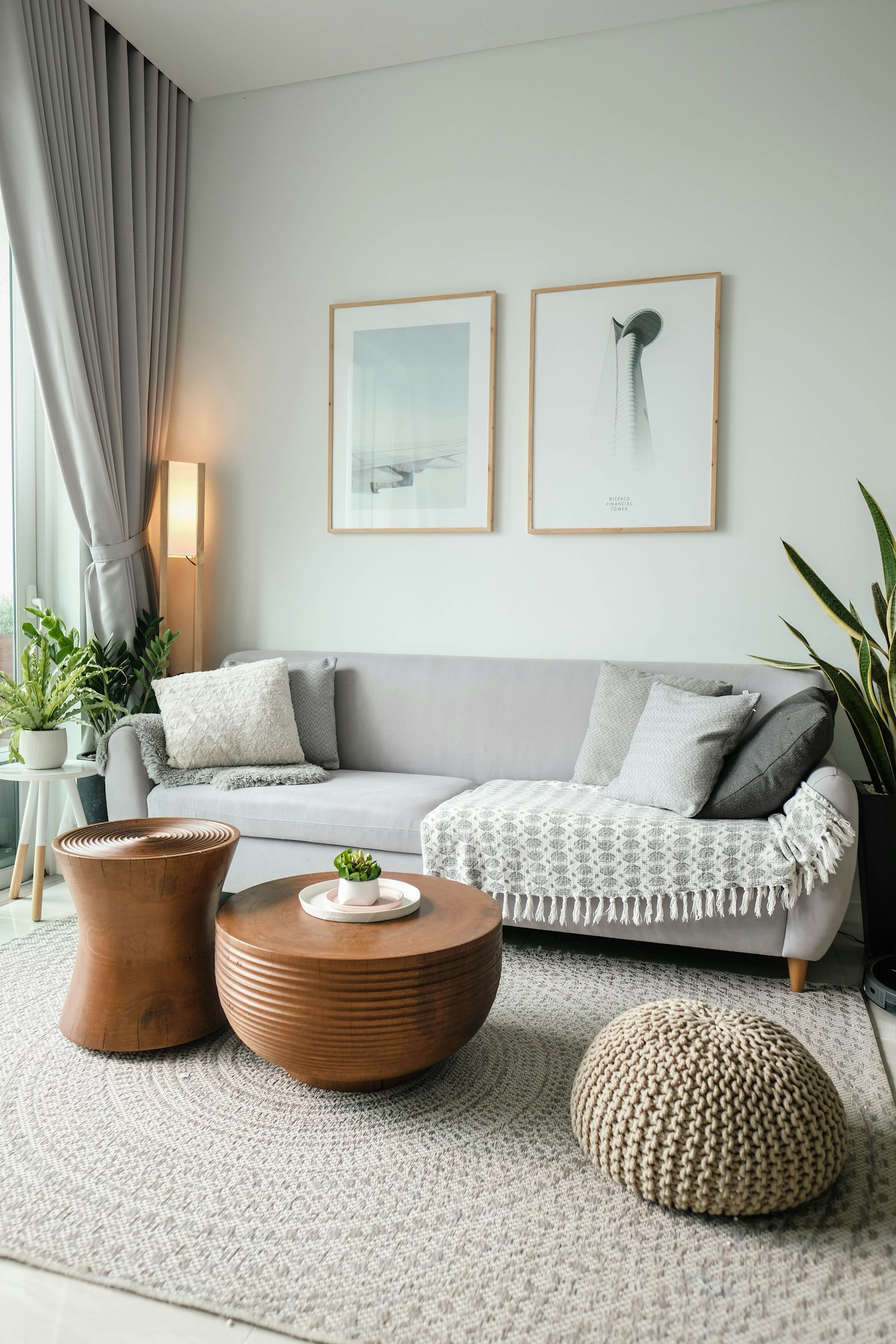 Nyrengjort stue med lys sofa og planter